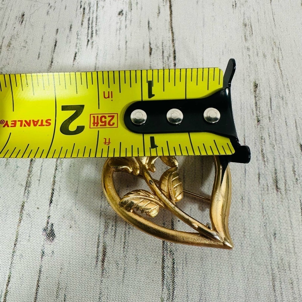 VINTAGE ROSE IN HEART PIN BROOCH GOLD TONE SIGNED R.D.C. PRINCESS DIANA MEMORIAL - Picture 2 of 3